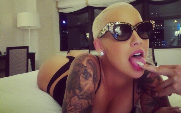 Amber-Rose-Tapped-For-Selfie